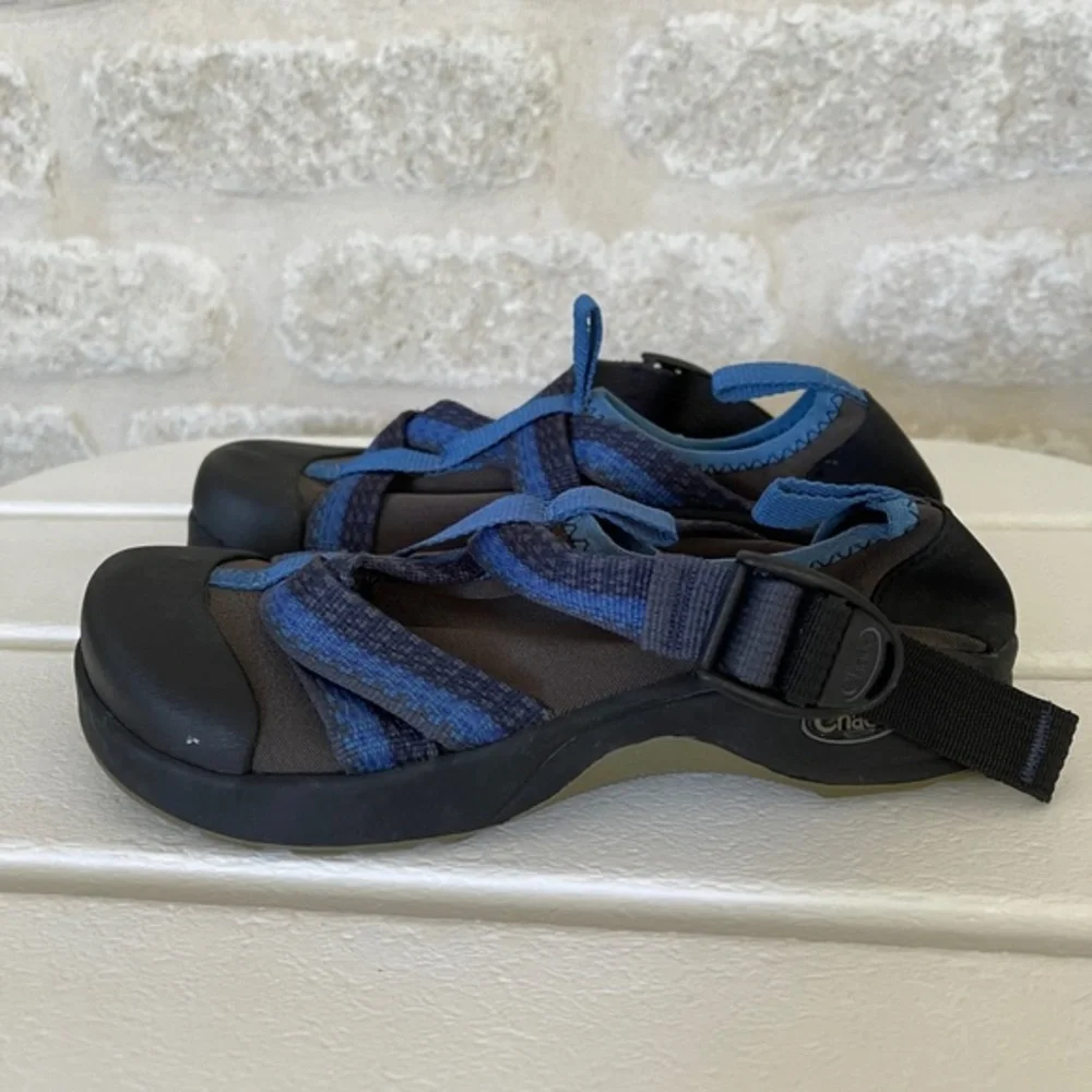 Chaco water shoes Kids size 2 blue nearly new